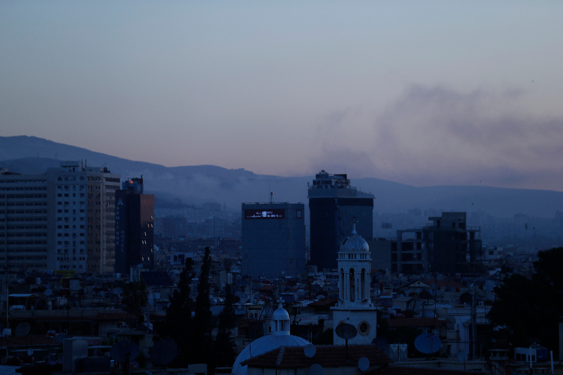 El humo se eleva después de los ataques aéreos contra diferentes partes de la capital siria, Damasco.