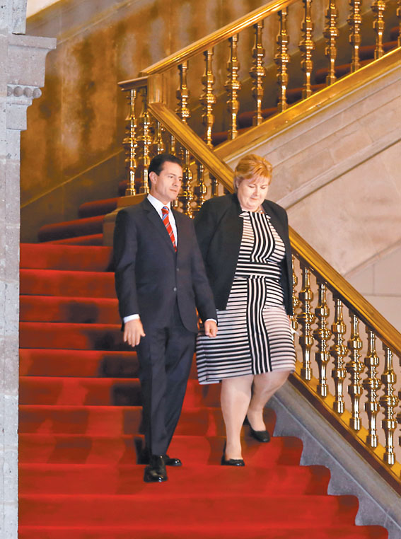 El Presidente recibió en Palacio a la "premier" noruega, Erna Solberg. 