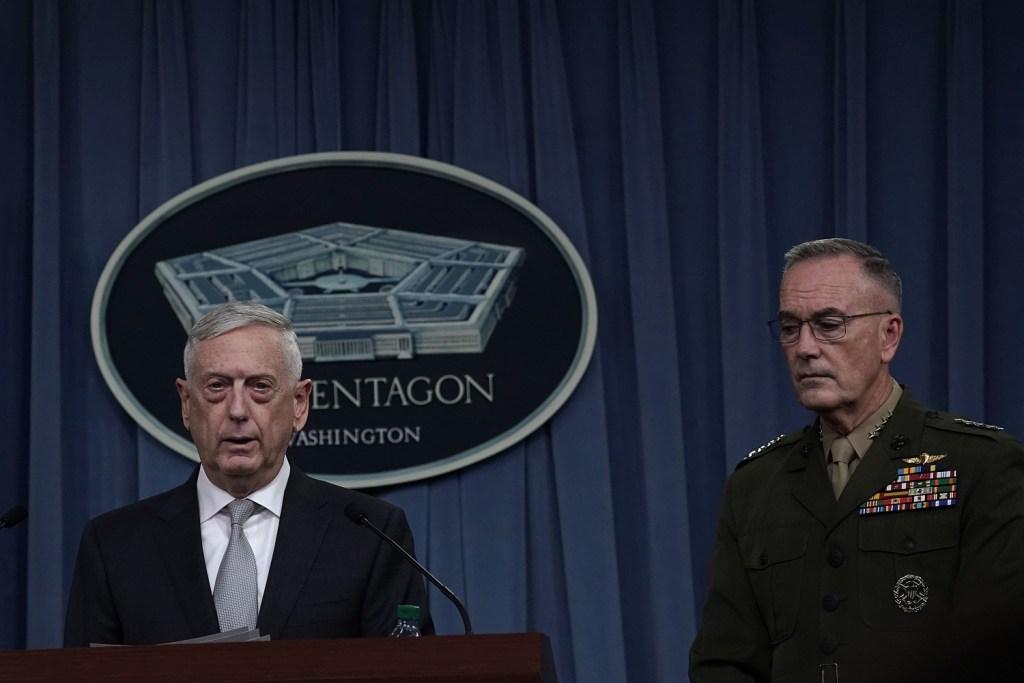 El secretario de Defensa de EU, Jim Mattis, y el jefe del Estado Mayor Conjunto, el general Joseph Dunford, ofrecieron detalles sobre la operación en 