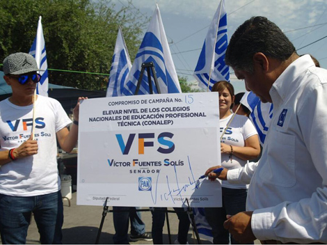 Víctor Fuentes, candidato a senador por el PAN. 