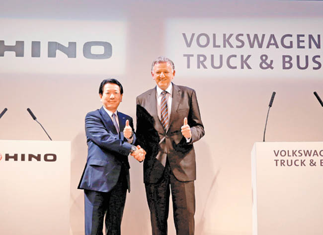 Yoshio Shimo y Andreas Renschler anunciaron el pacto. 