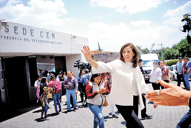 La candidata independiente, al salir ayer del encuentro privado con la jerarquía Católica. 