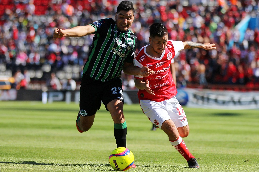 Enrique Pérez y Sergio Vergara en disputa por el balón 