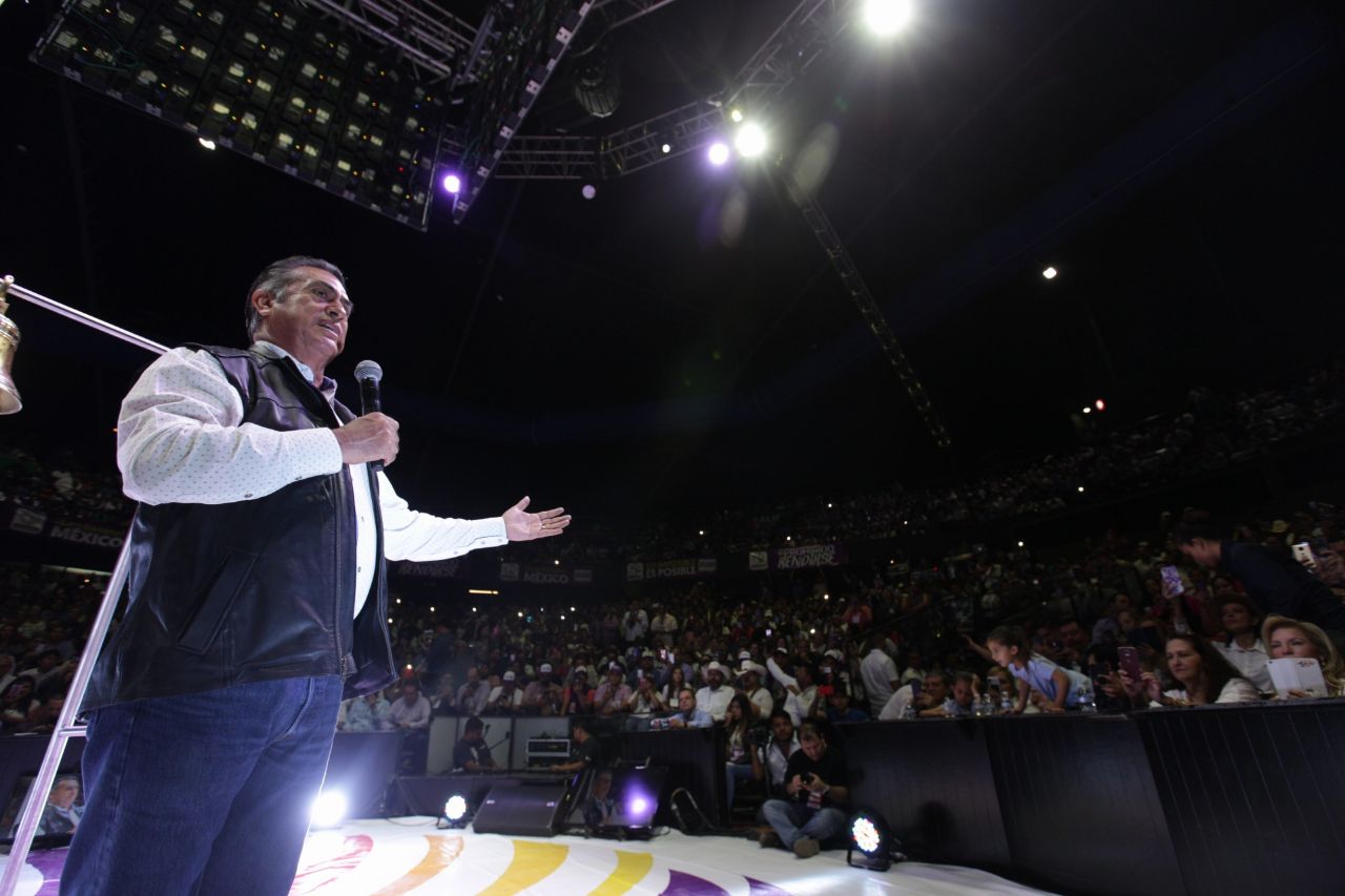 Jaime Rodríguez Calderón, 'El Bronco' durante su arranque de campaña en el Domo Care en Nuevo León. 