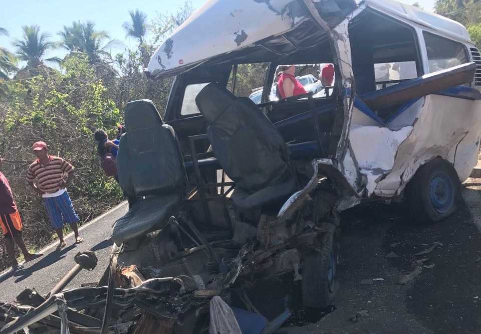La combi quedó partida a la mitad tras el accidente.