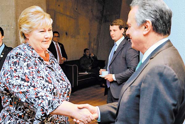 La primera ministra de Noruega y el titular de Energía.