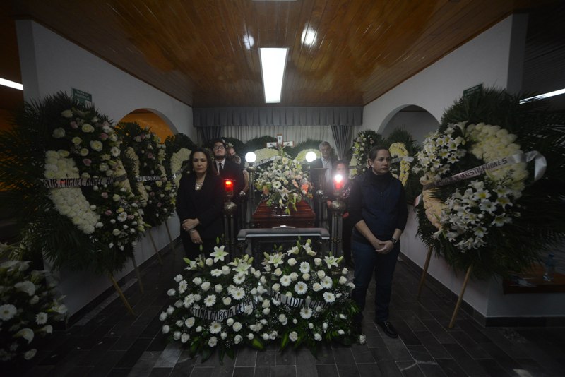 Lidia Camacho, directora del INBA y Laura Deméneghi, sobrina del escritor, en una de las guardias de honor.