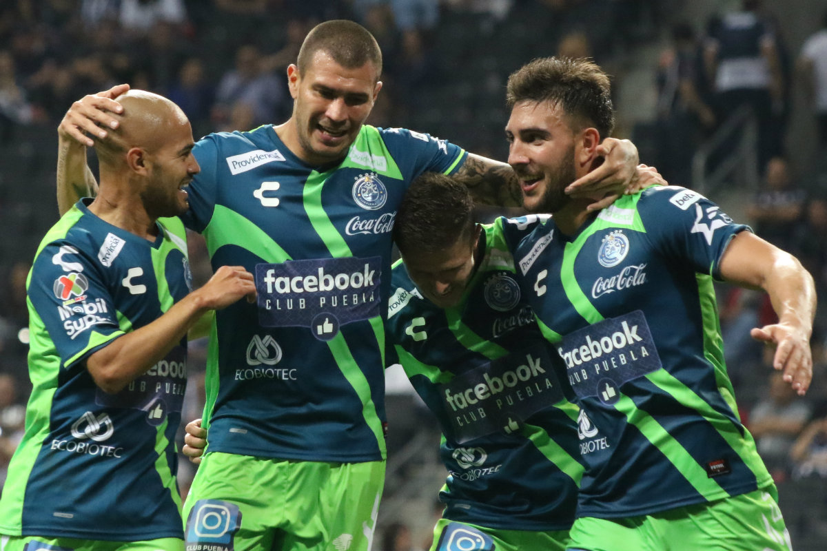 Los jugadores de Puebla festejando