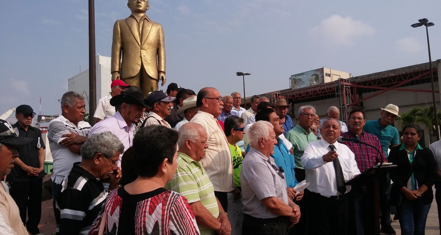 Manifestación frente a monumento a Isauro Alfaro.