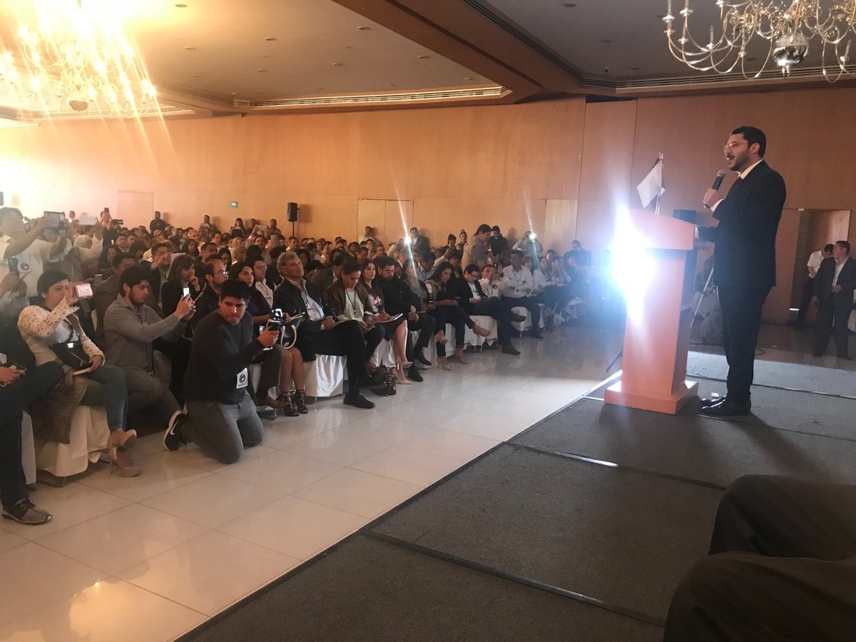 Martí Batres fue el encargado de presentar las propuestas de Andrés Manuel López Obrador.