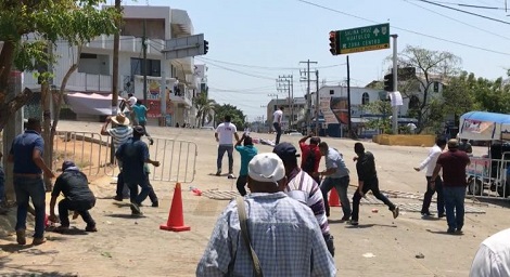 Simpatizantes se enfrentaron con palos y piedras a los maestros. 