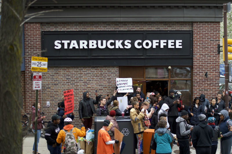 Luego del arresto de dos hombres afroamericanos en una cafetería Starbucks en Philadelphia, se han realizado protestas a las afueras del establecimien