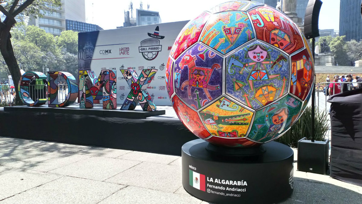 El balón conmemorativo de México en este Ball Parade sobre Paseo de la Reforma