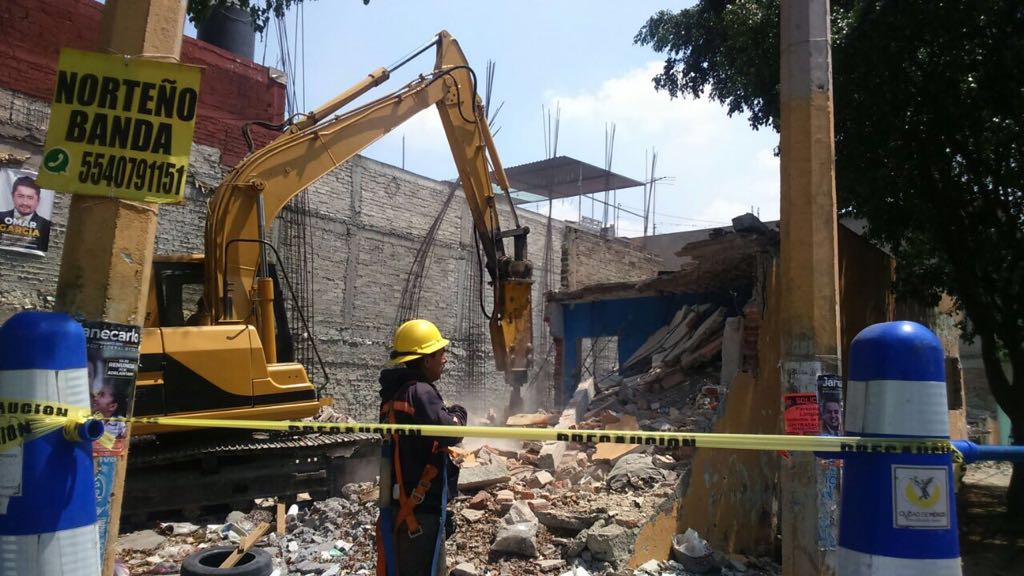 En 24 horas fue demolido el inmueble de la Calle 323, ubicado en la colonia Nueva Atzacoalco.