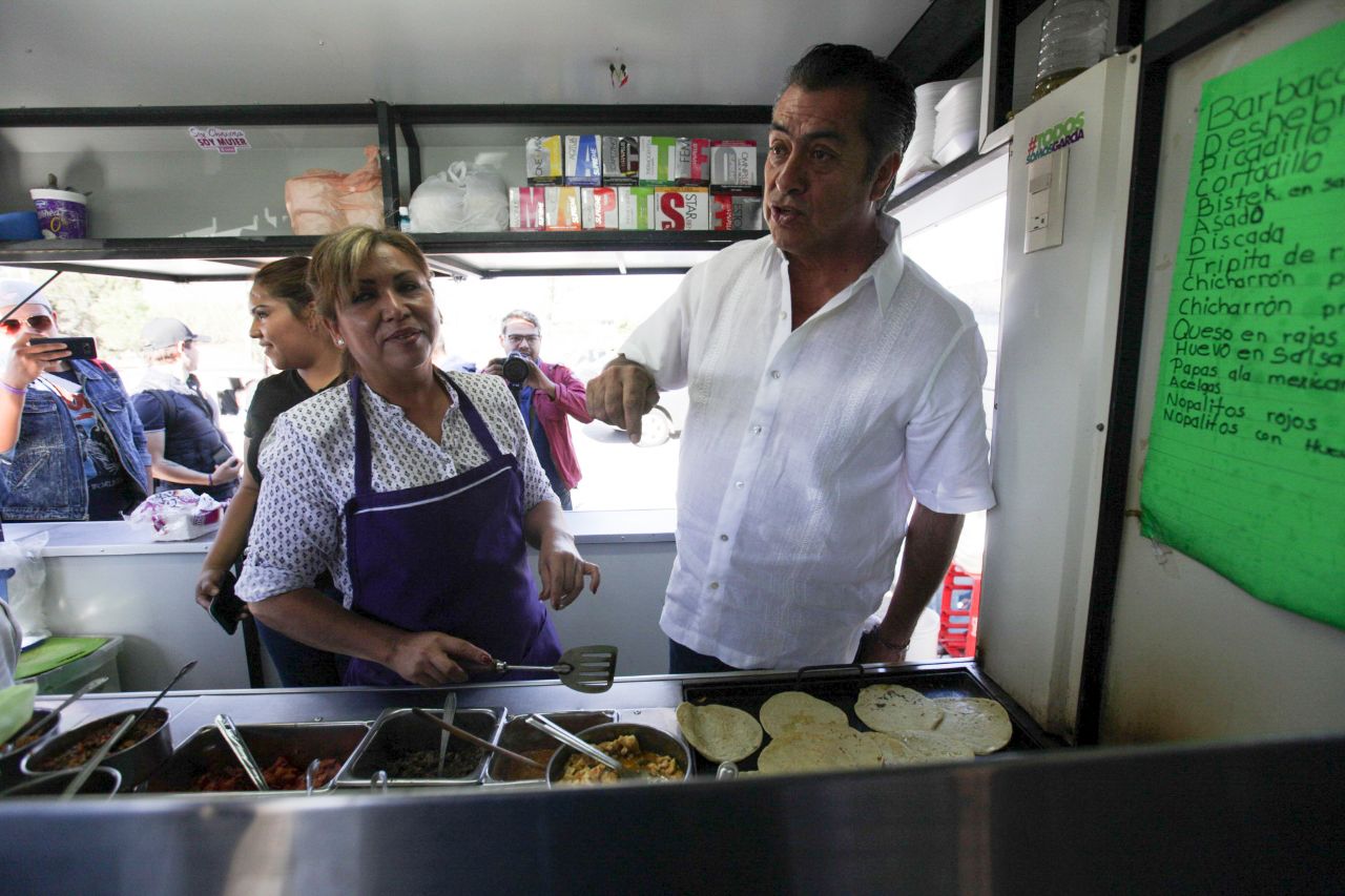 'El Bronco' recorrió el municipio de García, del que fue alcalde.