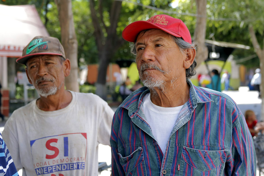 González Achem dio entrega de una despensa y 100 pesos de apoyo.
