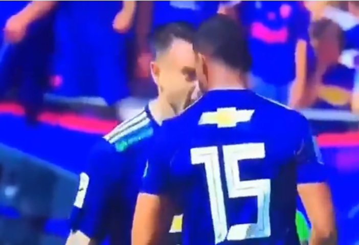 Jugadores de la U. de Chile pelean durante Clásico ante Colo Colo
