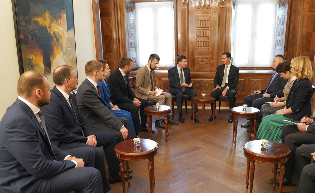 El presidente sirio Bashar Assad conversa con integrantes de una delegación legislativa rusa en Damasco.