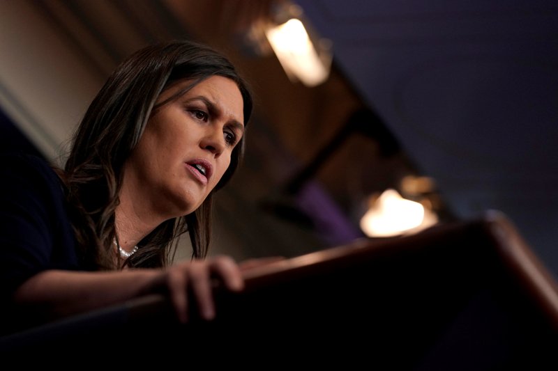 Sarah Huckabee Sanders acusó al ex director del FBI, James Comey, de "soplón" y de carecer de credibilidad.