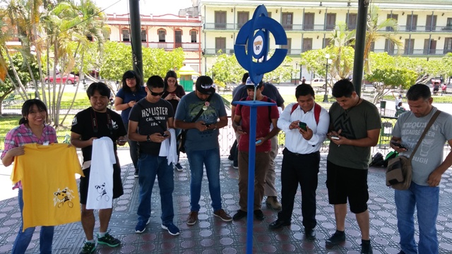 Seguidores de Pokémon Go en plaza de la Libertad en Tampico. 
