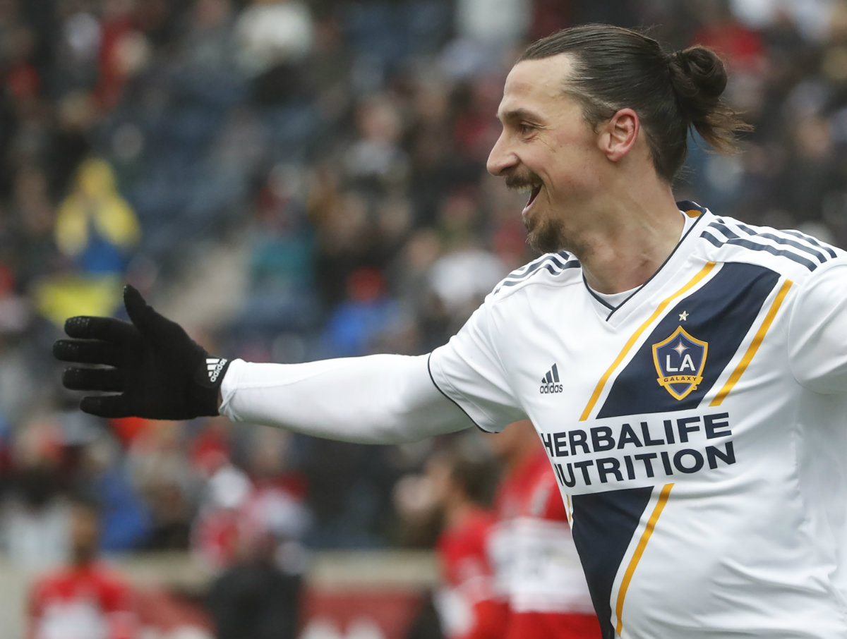 Zlatan Ibrahimovic festeja tras anotar con el Galaxy
