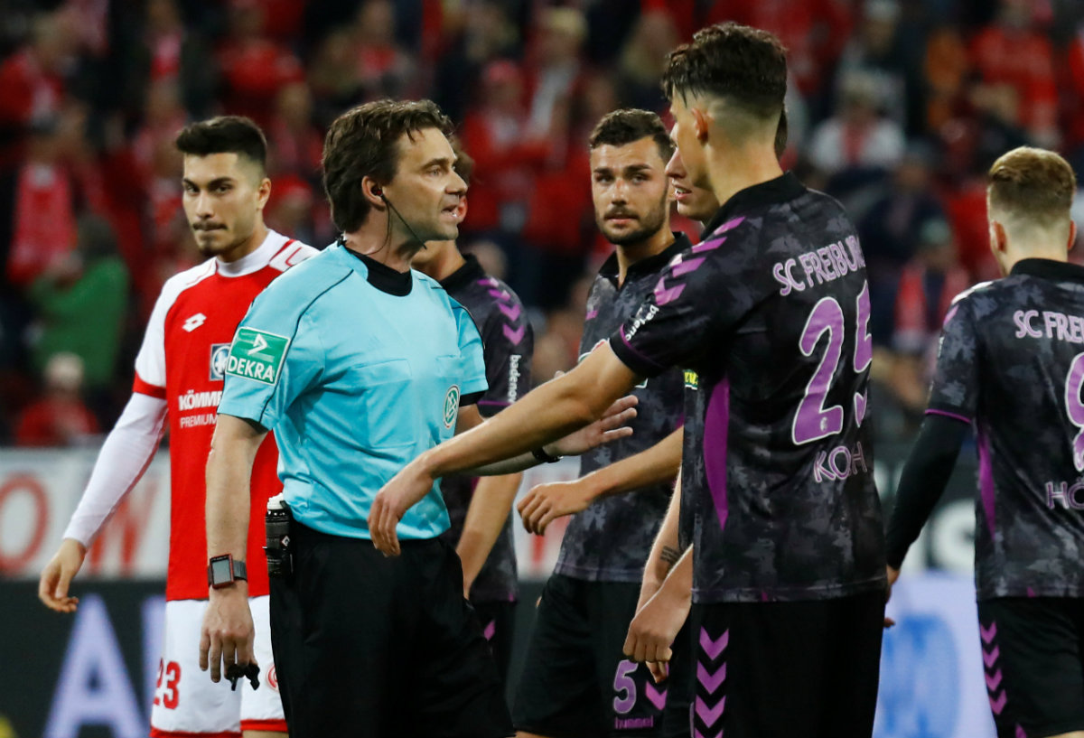 El árbitro Guido Winkmann es cuestionado por jugadores del Friburgo tras un penal que otorgó cuando estaban en los vestidores, la decisión se tomó tra