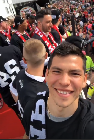'Chucky' Lozano y PSV festejando su título de la Eredivisie
