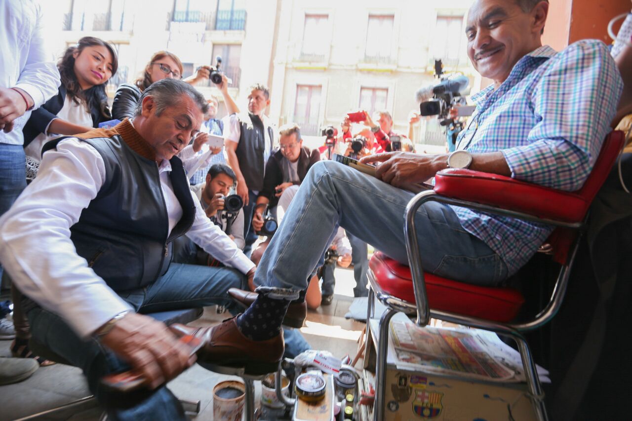'El Bronco' realizó un recorrido por Toluca y dialogó con los transeúntes.