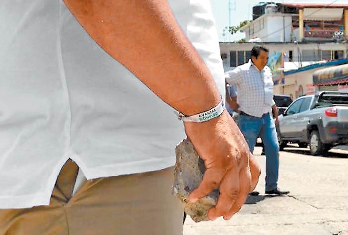 Un grupo de al menos 50 personas rompió las banquetas y lanzó pedazos de concreto hacia los simpatizantes.