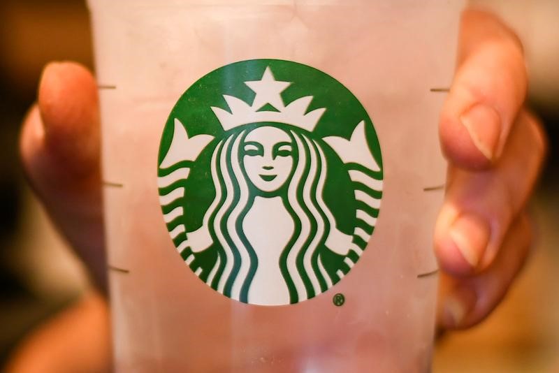 El incidente representa un duro golpe a la imagen de Starbucks, debido a que la compañía promueve sus cafeterías como lugares de reunión donde cualqui