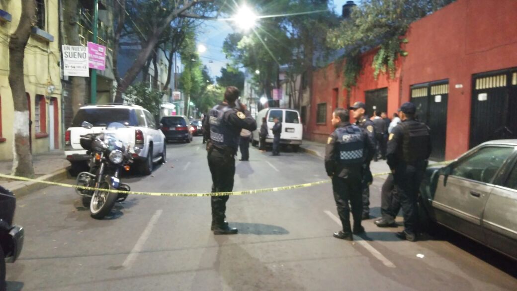 La circulación por la calle de Camelia fue cerrada.