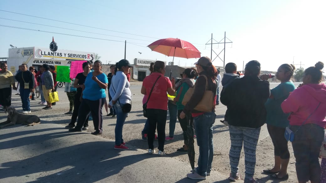 Manifestación y bloqueo en el bulevar Laguna Sur de Torreón por integrantes de Antorcha Campesina. 