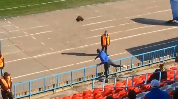 Momento en el que lanzan el gallo al director técnico 