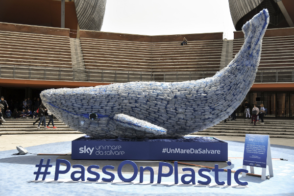 "Plasticus", una instalación de 10 metros que representa una ballena creada por "Sky Ocean Rescue-A Sea to Save", y compuesta por 250 kg de residuos p