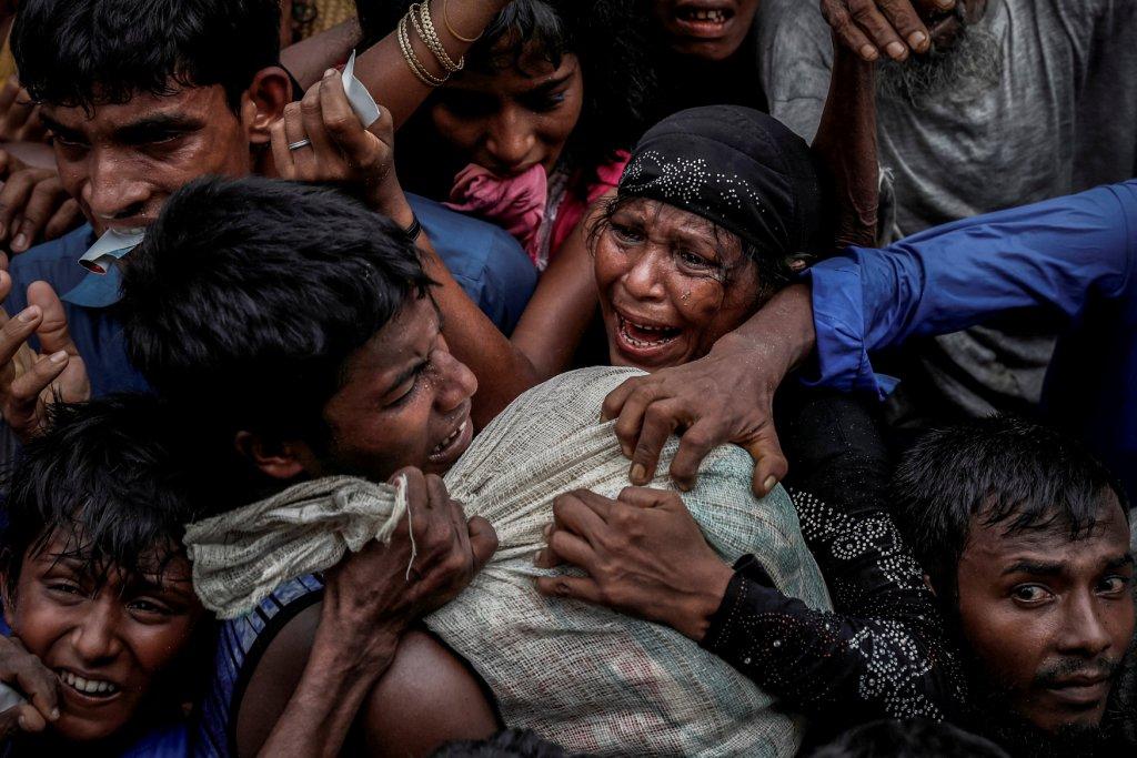 Los refugiados rohingya luchan por ayuda en un campamento en Cox's Bazar.