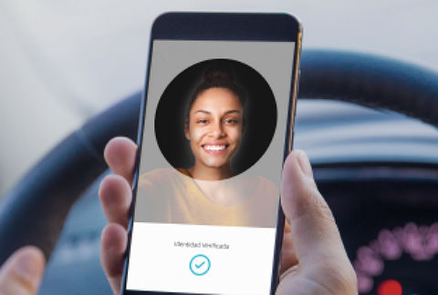 Uber pedirá aleatoriamente a los conductores tomarse fotografías para comprobar su identidad. 