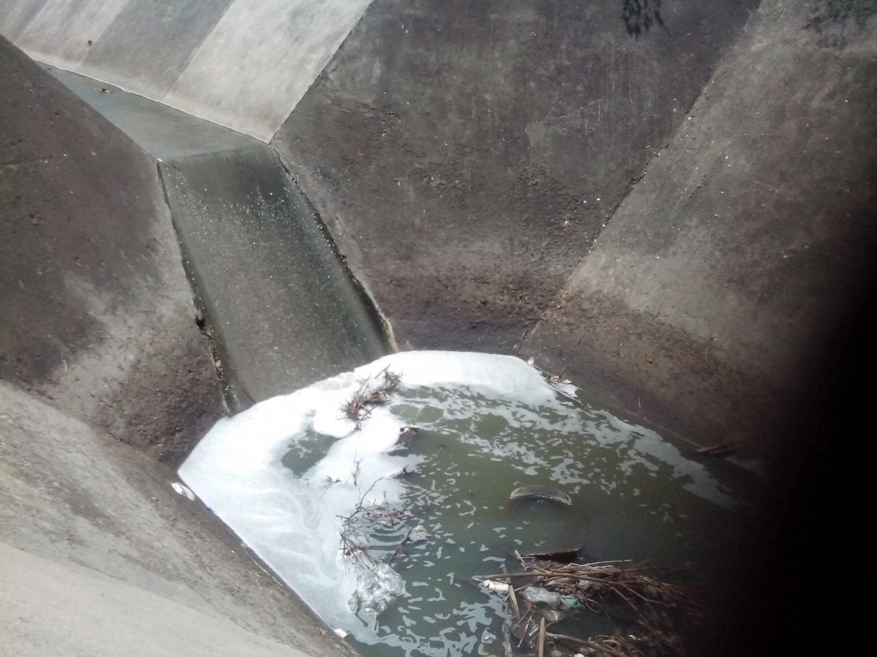 Agua de arroyo en Cañada de Marichis contaminada. 