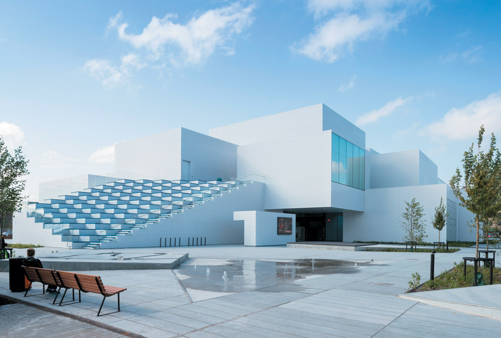 Todos los ambientes en LEGO House, desde las zonas de exhibición, patios exteriores y restaurantes se basan en el concepto de juego y creatividad.