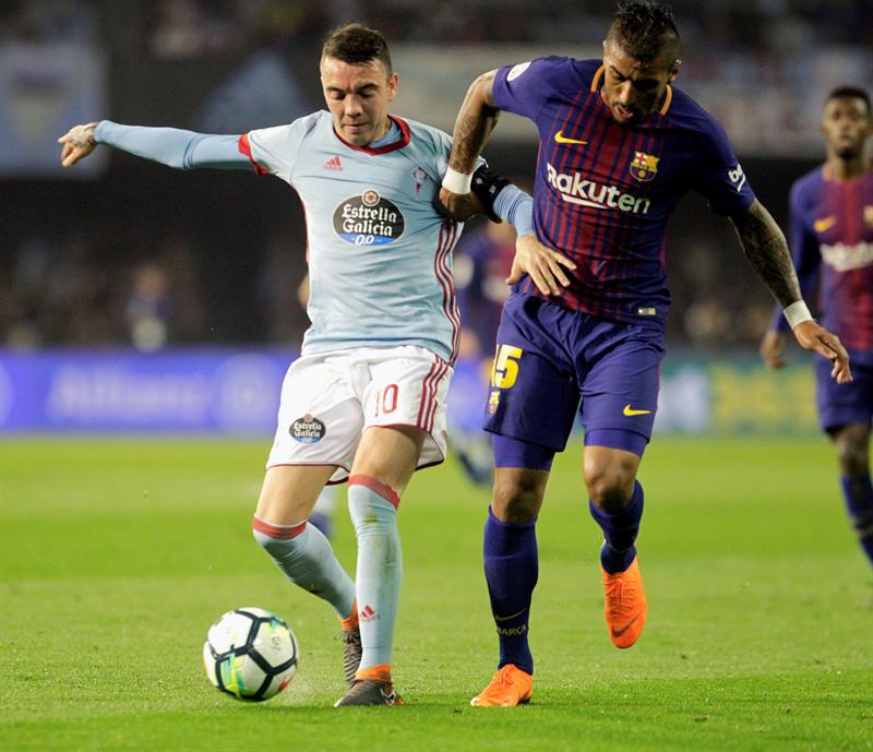 Iago Aspas y Paulinho disputan un balón