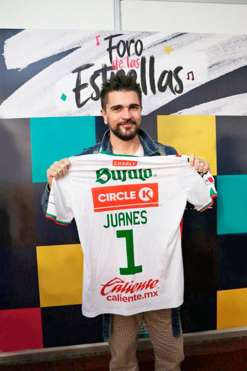 Juanes posa con la playera del Necaxa