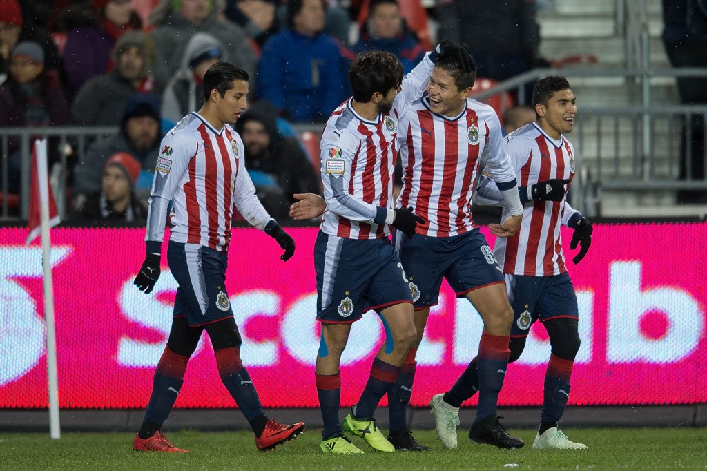 Jugadores de Chivas en festejo de gol 