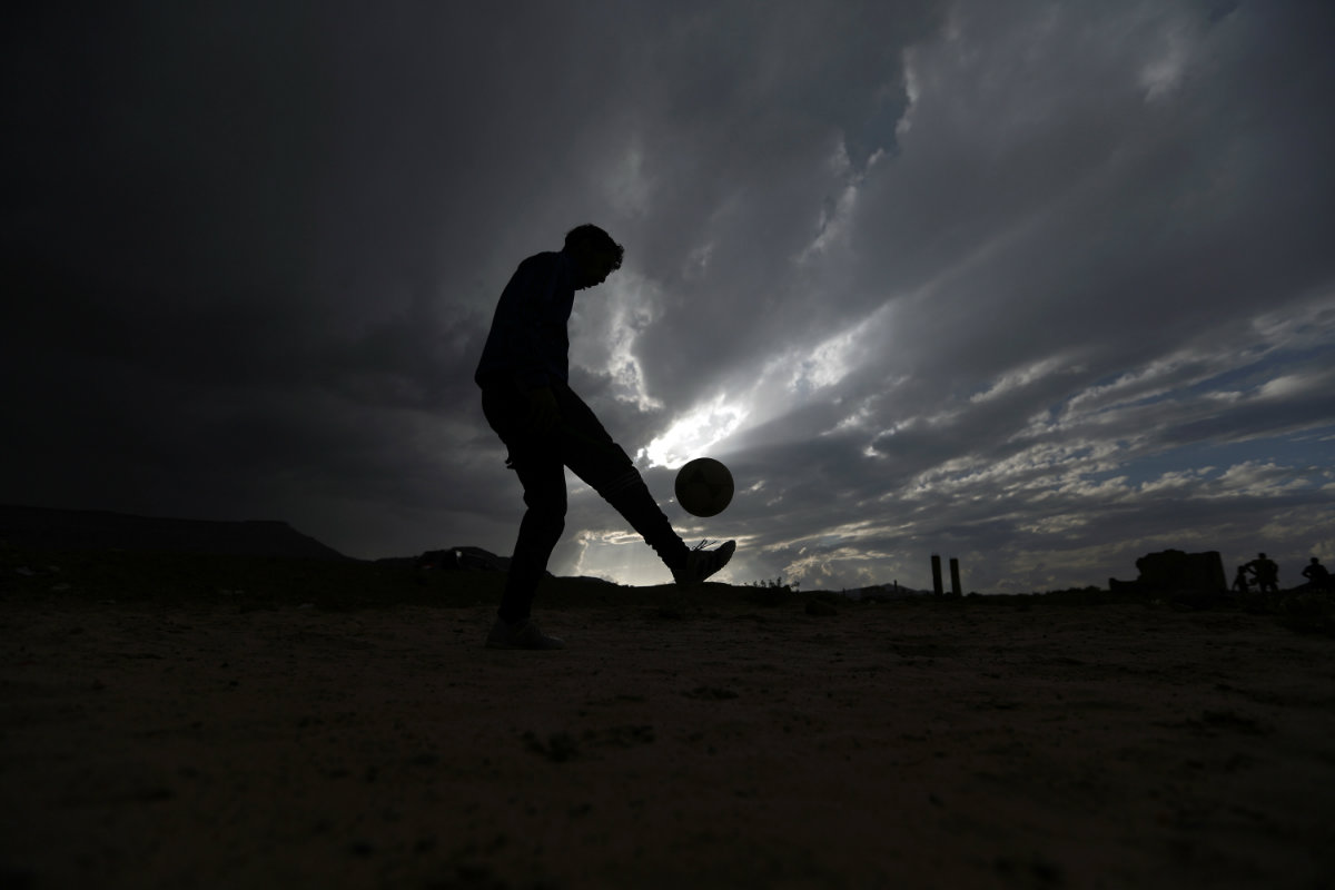Los yemeníes buscan distracción en el futbol en medio de la guerra