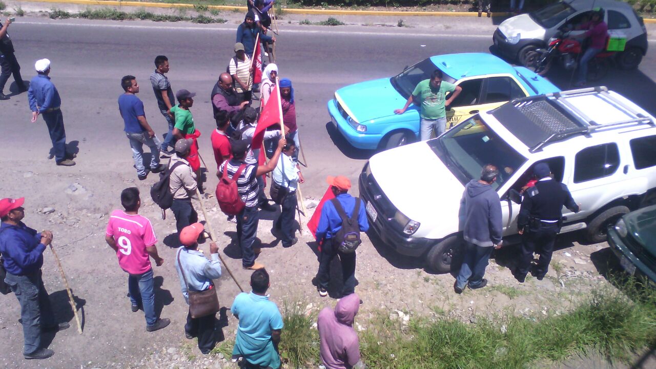 Cerca de 300 personas con lonas y banderas bloquearon el acceso poco después de las 11:00 horas cerca de la colonia El Potro. 