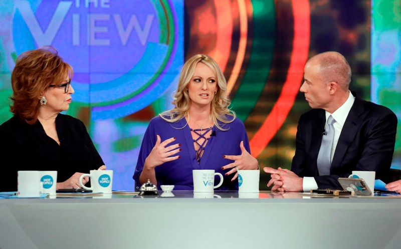 La presentadora del programa "The View", Joy Behar, junto a Stormy Daniels y a su abogado Michael Avenatti.