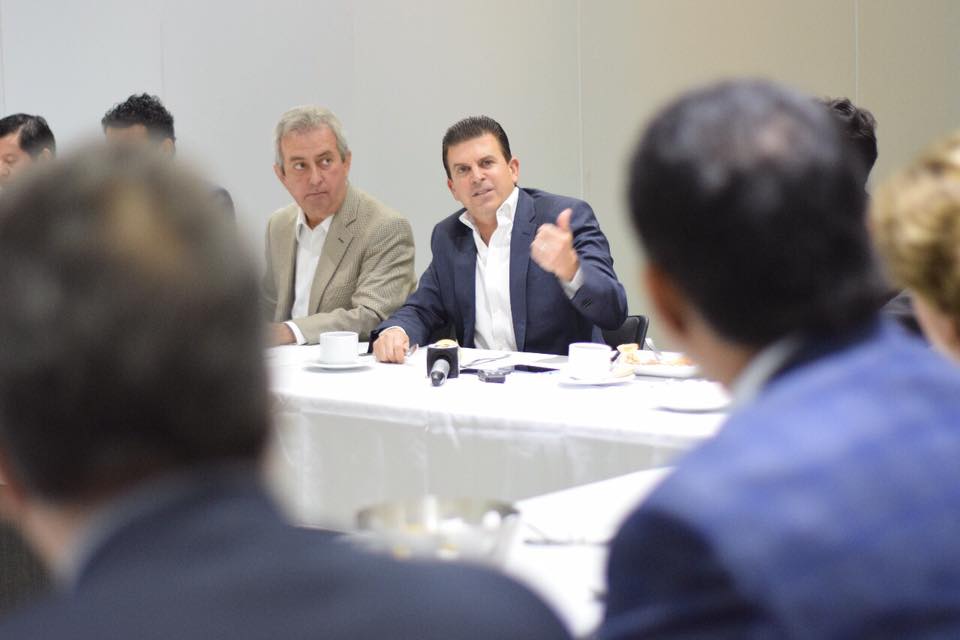 Profesionistas exponen temas a atender a Ricardo Sheffield. 