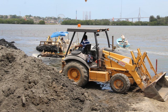 Realizan el dragado de la laguna del Carpintero de Tampico.