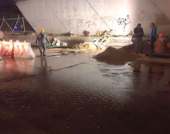 Hasta ahora la válvula principal no ha sido cerrada y el líquido continúa inundando los carriles disponibles a la circulación
