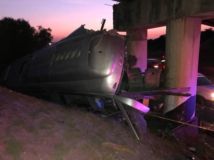 Autobús vuelca, deja dos muertos y 20 lesionados. 