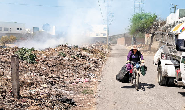 Al menos 30% de las calles de la zona urbana está sin pavimentar, por lo que los vehículos levantan tolvaneras. 