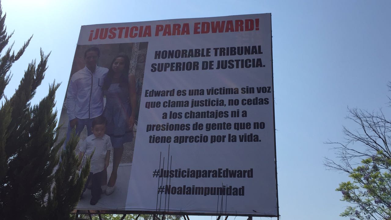 El nuevo espectacular fue colocado en los accesos a la Ciudad Judicial.